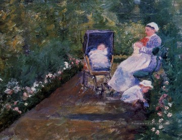 enfants dans un jardin impressionnisme mères des enfants Mary Cassatt Peinture à l'huile
